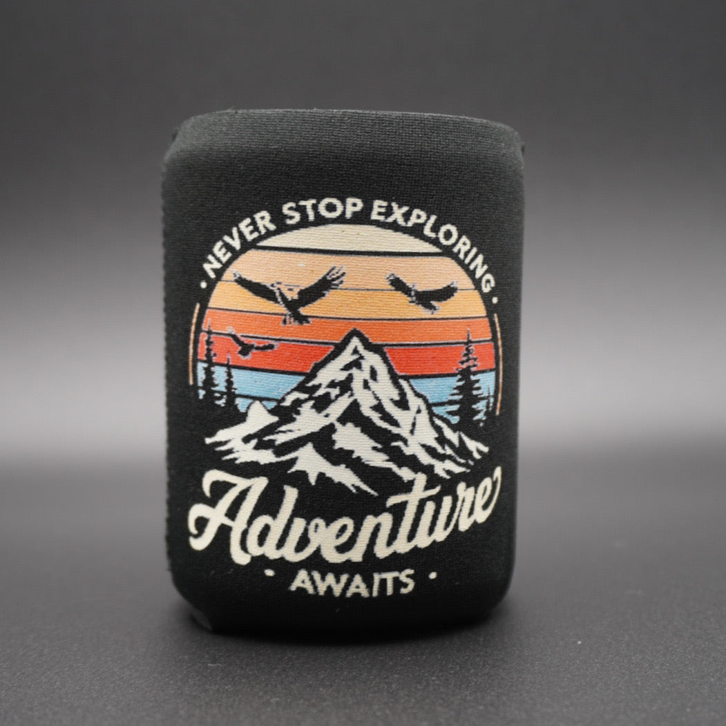 "Avontuur wacht" Neopreen blikjeskoelerset met bergmotief – 2 stuks (standaard en slank)